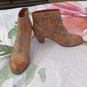 L'Artiste "Waterlily" Genuine Leather Ankle Boots